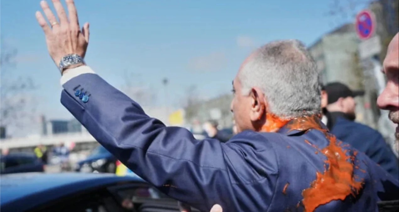 İranın Sürgün Şahzadəsi Rza Pəhləviyə Berlində Pomidor Hücumu: Diplomatiyaya Şans Bitdi!