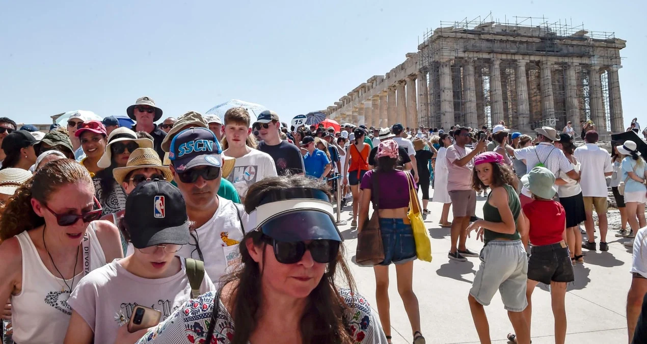 Afina meri kütləvi turizmə qarşı müharibə elan etdi: Şəhər sakinlərinə qaytarılır