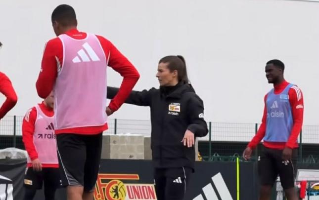 Tarixi addım: Qadın məşqçi kişi futbol komandasını ilk məşqə çıxardı