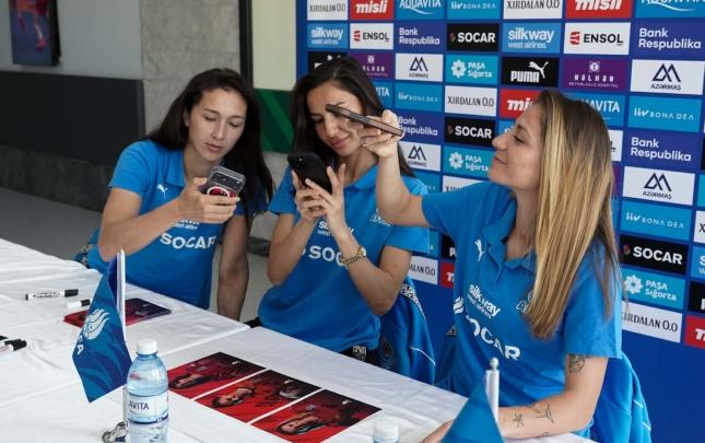 Azərbaycan Qadın Milli Futbol Komandası Azarkeşlərlə Görüşdü: Unudulmaz Anlar