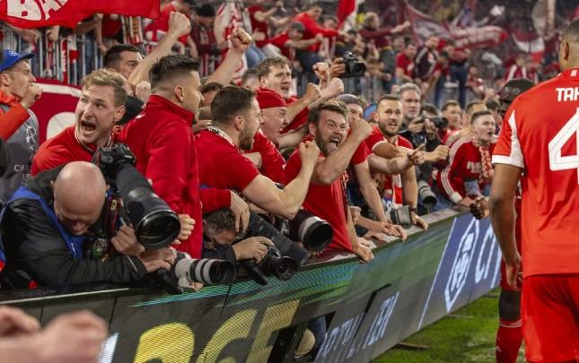 Futbol Matçında Xaos: Azarkeşlər Meydana Axışdı, Yaralananlar Var