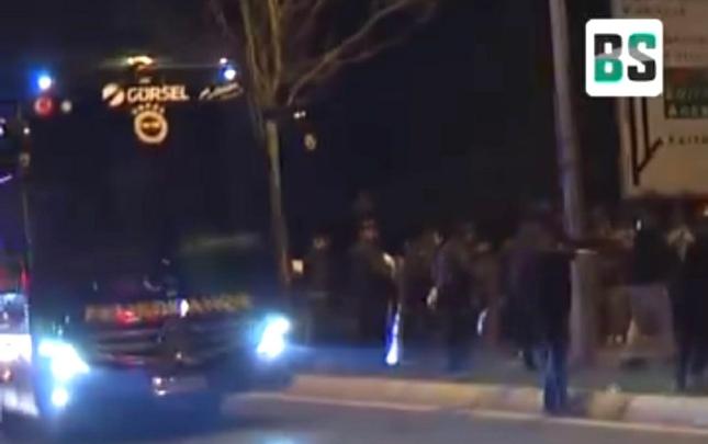 Fənərbaxça” Avtobusuna DƏHŞƏTLİ HÜCUM: Azarkeşlər Daşa Basdı!