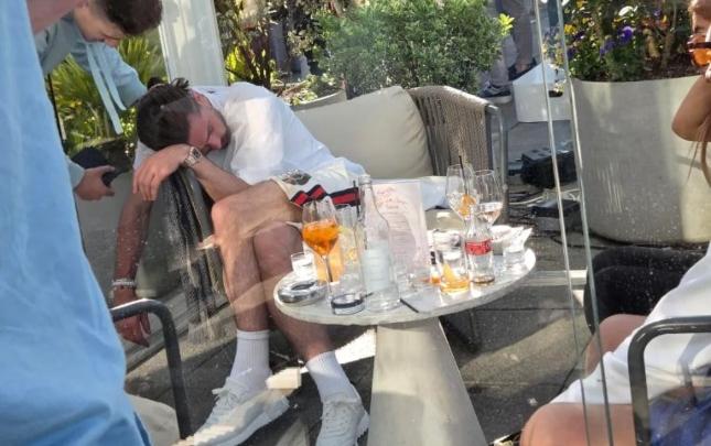 “Mançester Siti”nin ulduzu barda yuxuya getdi: Klubda intizam problemi?