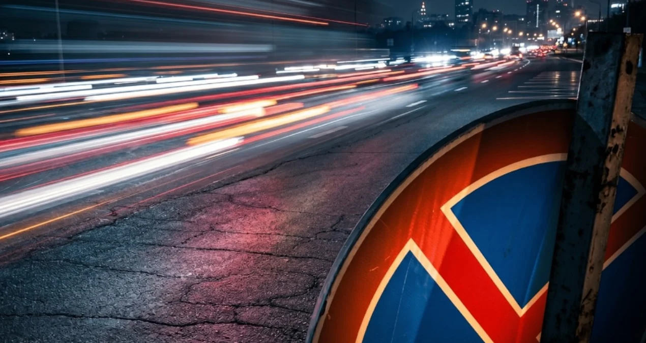 İngiltərədə Milyonlarla Sürücünün Səhv Anladığı Yol Nişanı: Təhlükəli Nəticələr