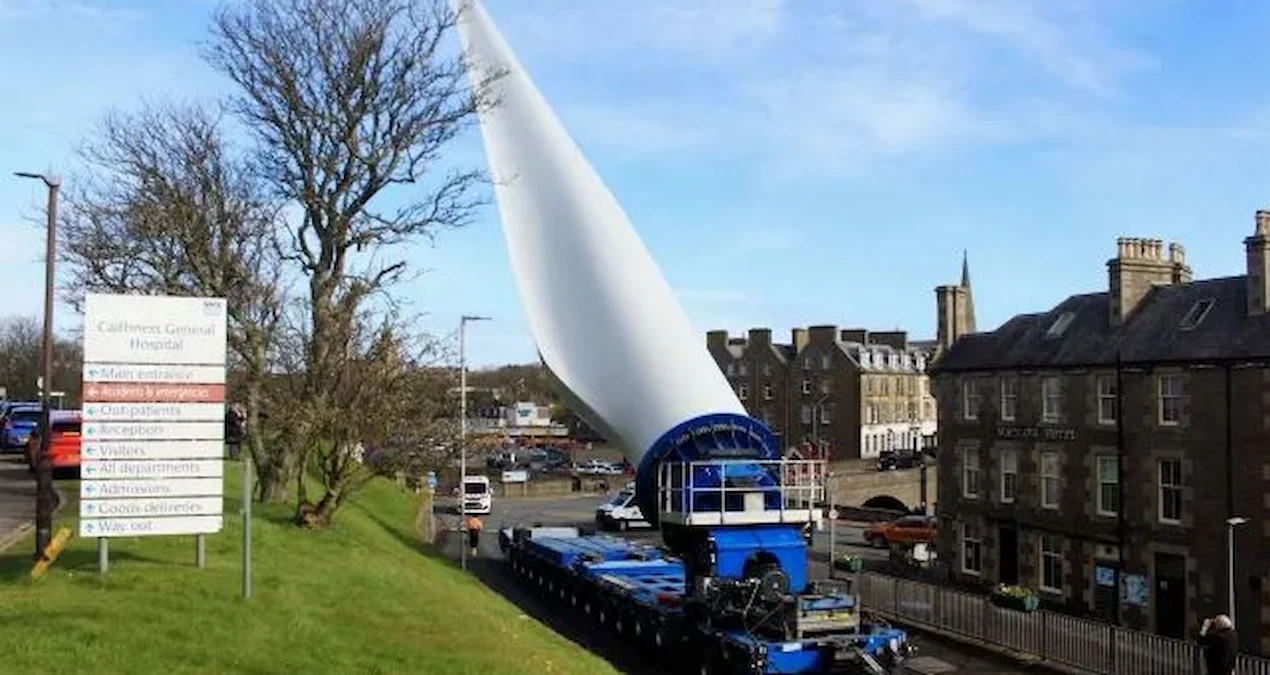 Dünyanın Ən Dar Küçəsində Nəhəng Turbin Qanadı: Şotlandiyada Gərgin Anlar