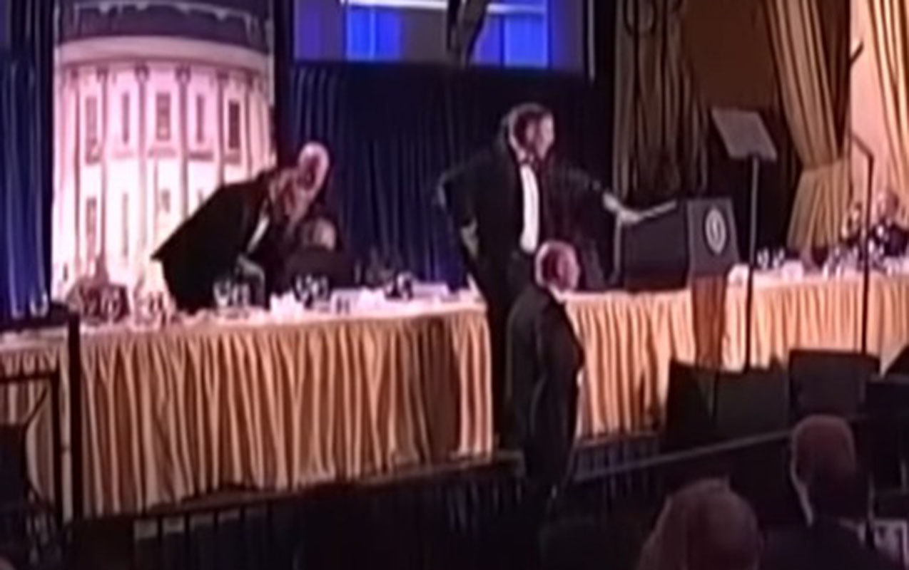 Trampın olduğu tədbirdə atışma 
							 – Anbaan video