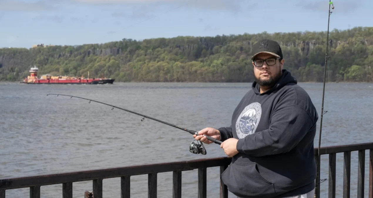Yunusların işarəsi ilə çirkli çaydan balıq yeyən adam: 1000 TL-lik qənaət
