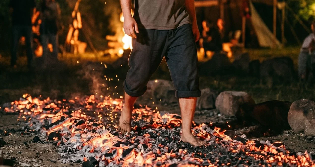 Yaponiyada Qızğın Közlər Üzərində Gəzinti Festivalı: Minlərlə İnsan Adət-Ənənəni Yaşadır
