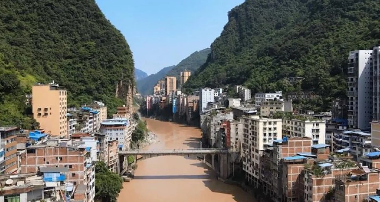 Çinin Yanjin şəhəri: Cəmi 30 metr enində, hündür sütunlar üzərində salınan unikal yaşayış məntəqəsi