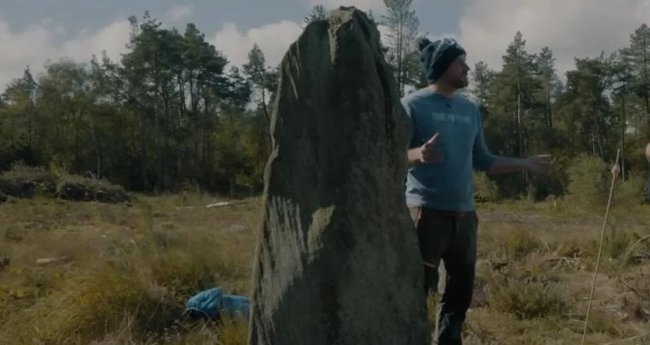 İngiltərədə Tunç Dövrünə Aid Nəhəng Ritual Sahəsi Aşkar Edildi: Tək Daşın Ardındakı Böyük Sirr