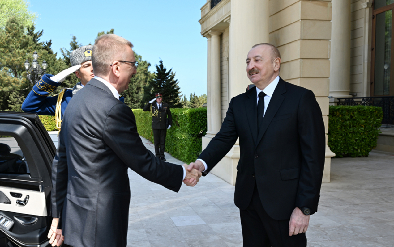 Bakıda Rəsmi Qarşılanma: Prezident İlham Əliyev Latviyalı Həmkarı Edqars Rinkeviçslə Görüşdü