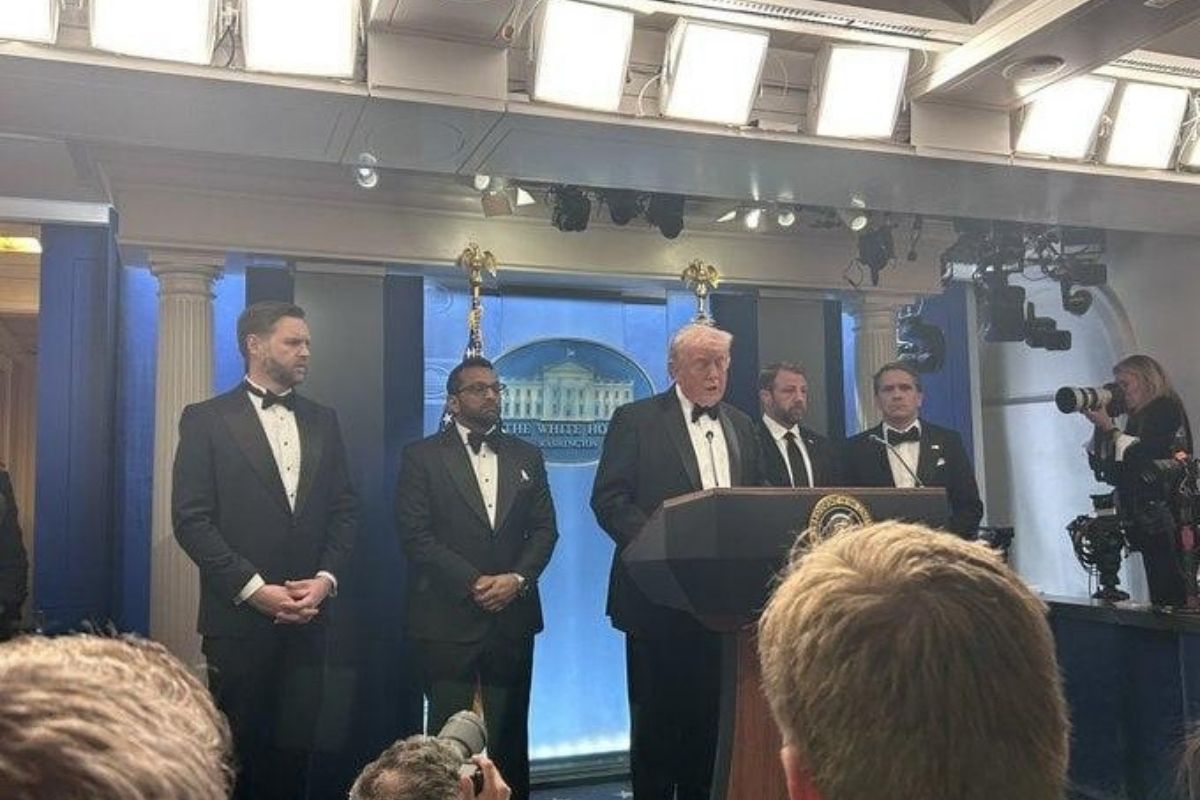 Trampın iştirak etdiyi tədbirdə atəş açıldı: Prezident və xanımı təcili təxliyə edildi