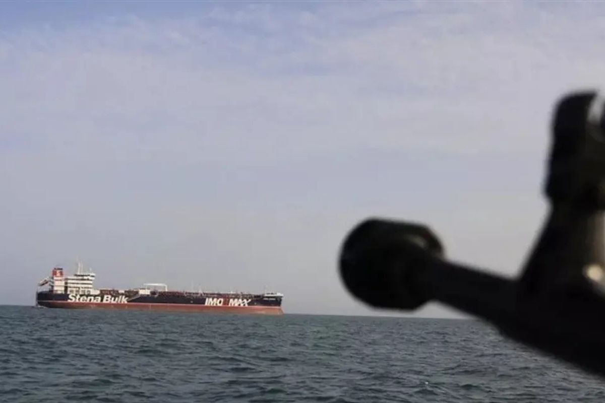 Hörmüz boğazında gərginlik: Ticarət gəmiləri atəşə tutuldu