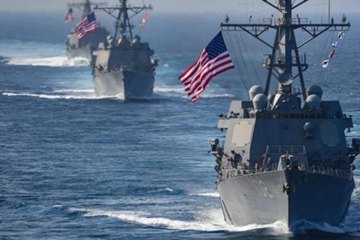 Fars körfəzində Gərginlik: İran ABŞ hərbi gəmilərinə hücum etdi