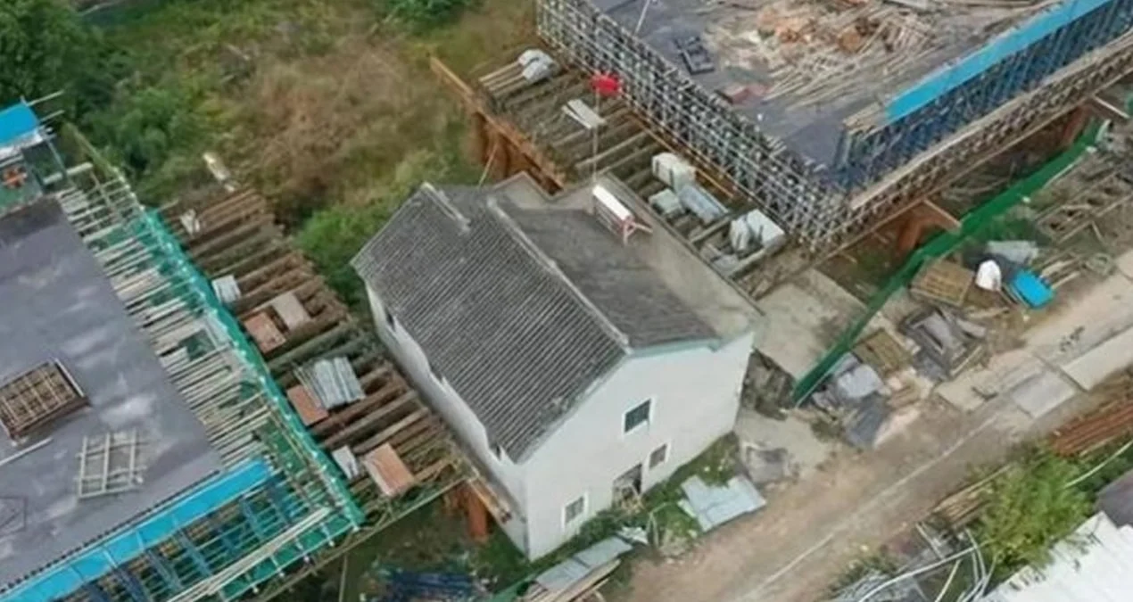 Çində Relslər Arasında Qalan Tək Bina Nəhəng Layihəni İki İl Gecikdirdi: Sosial Mediada Gündəm Oldu