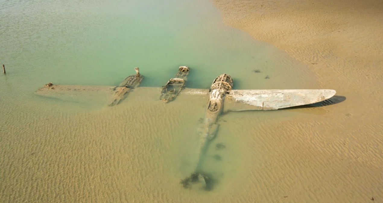 İngiltərə Sahilində Şok Tapıntı: Qumun Altından II Dünya Müharibəsi Təyyarəsi Çıxdı!