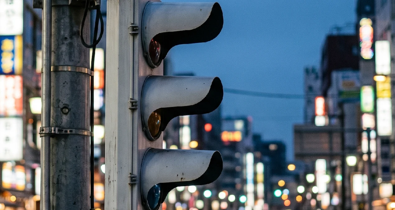 Yol Hərəkəti İşıqforlarında Dünya Standartlarına Meydan Oxuyan Yeganə Ölkə: Sirr Nədir?