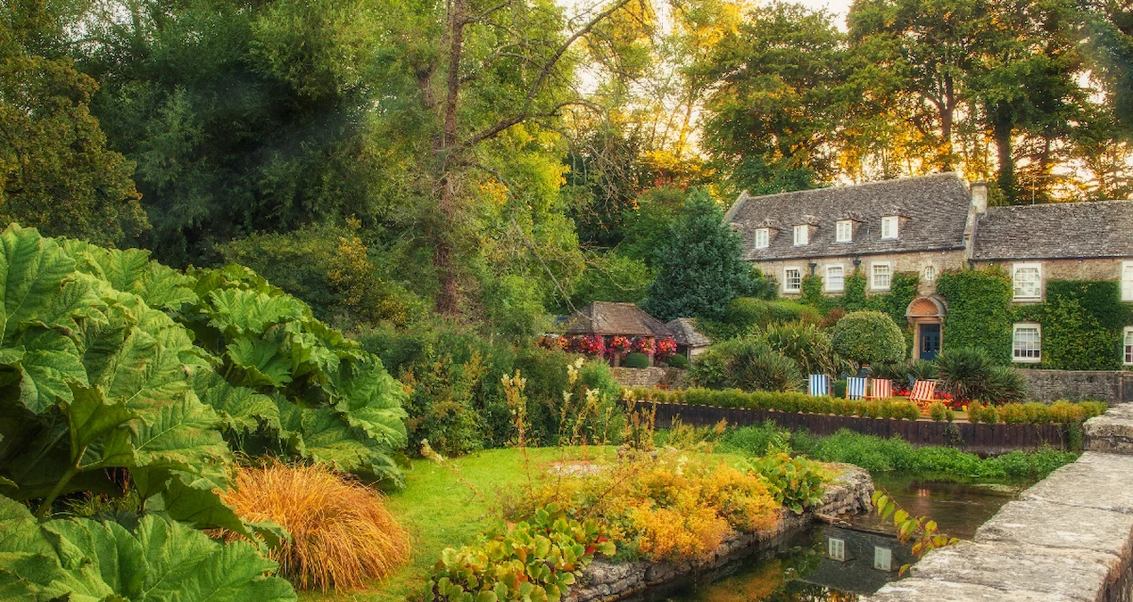 Dünyanın Ən Gözəl Kəndi Turist Axınına Qarşı Mübarizə Aparır: Bibury Niyə Xidmətləri Kəsdi?