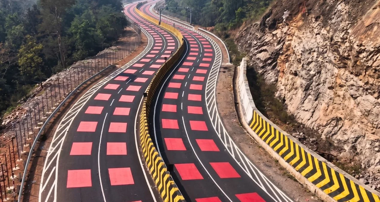 Hindistanda ‘Qırmızı Yol’ Dövrü Başladı: Sürücülər Artıq İstəsələr də Sürəti Aşa Bilməyəcəklər