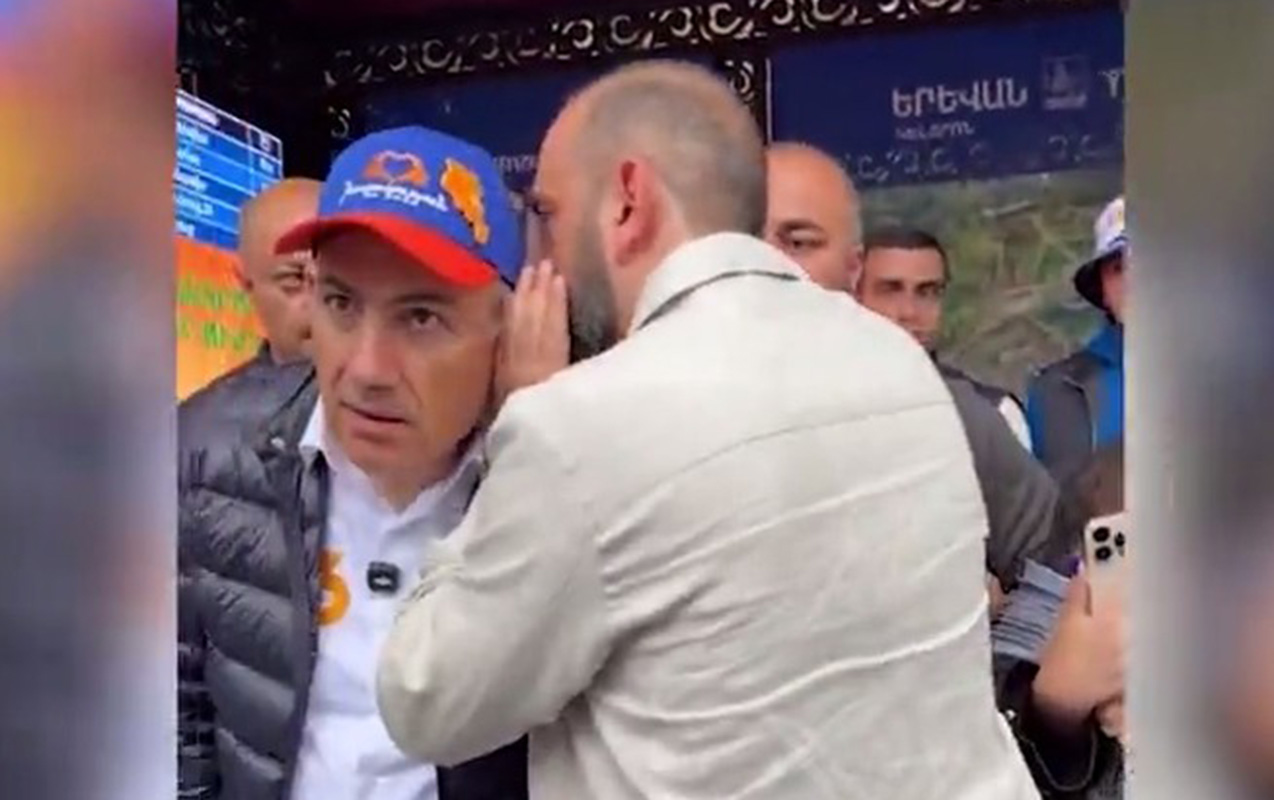 Paşinyanın qulağına pıçıltı ilə dediyi sözlər canlı efirə düşdü 
							 – Video