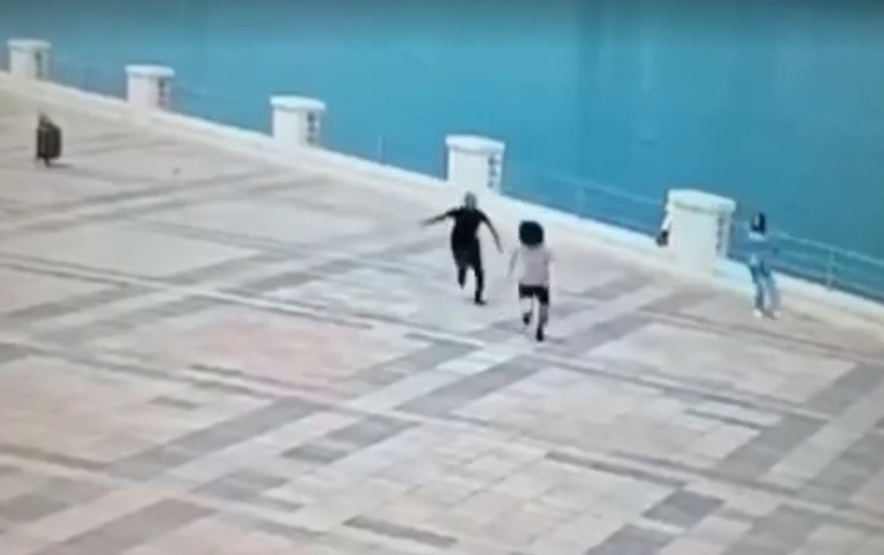 Bulvarda qıza qarşı iyrənc hərəkətlər edən həbs olundu 
							 – Video-Yenilənib