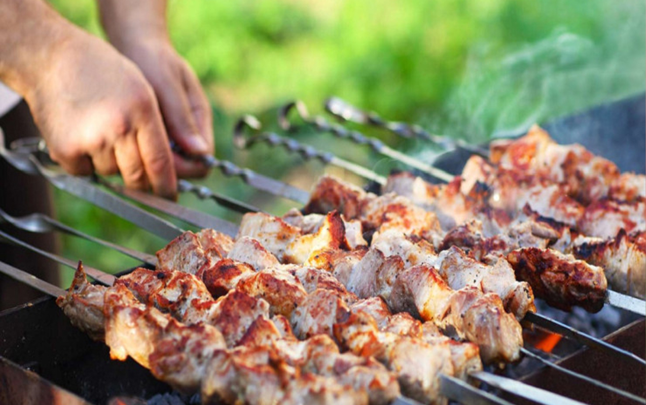 Bayram günü kabab bişirmək istədilər 
							 – Başlarına iş gəldi