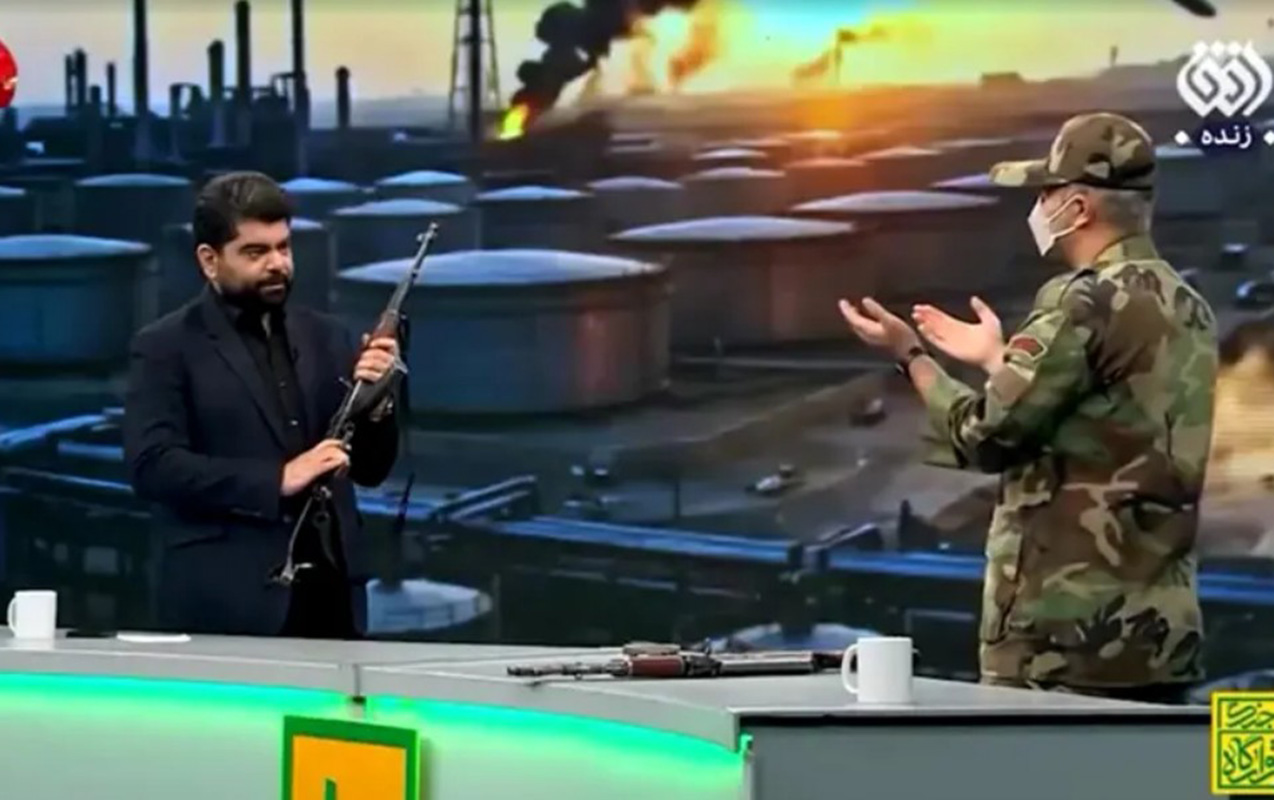 Aparıcı canlı yayımda “Kalaşnikov”dan atəş açdı 
							 – Video